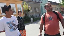 Místní Romové a koordinátor Jaroslav Danihel. | na serveru Lidovky.cz | aktuální zprávy