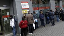 Španělé před úřadem práce | na serveru Lidovky.cz | aktuální zprávy