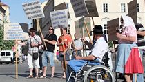 Vinaři ze Svobodné republiky Kraví hora přijeli 30. dubna 2012 na náměsti Svobody protestovat proti připravované dani z vina. | na serveru Lidovky.cz | aktuální zprávy