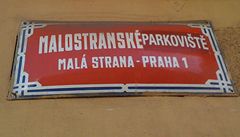 Cedule s nápisem Malostranské parkovit