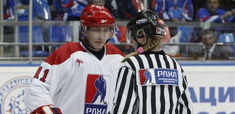 Hokejista Putin hovoí s rozhodí. 