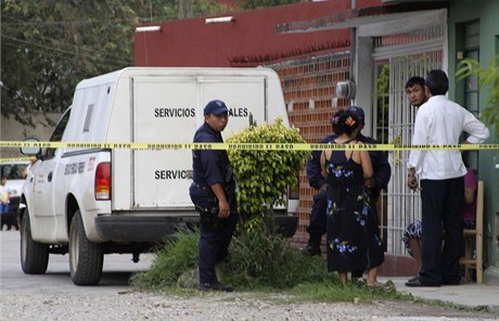 Mexická policie ped domem, kde byla násiln zavradna novináka