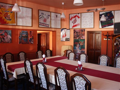 Interiér restaurace U Rau vyzdobený hokejovými trofejemi a obrazy Karla Gotta bývá asto plný.
