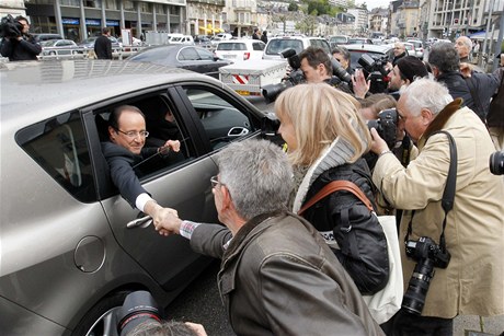 François Hollande odjídí od volební místnosti.