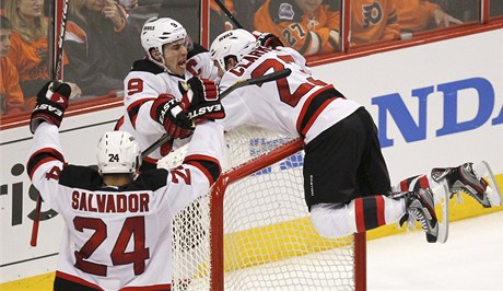 Radost hokejist New Jersey Devils Davida Clarksona (23), Zacha Parise (9) a Bryce Salvadora