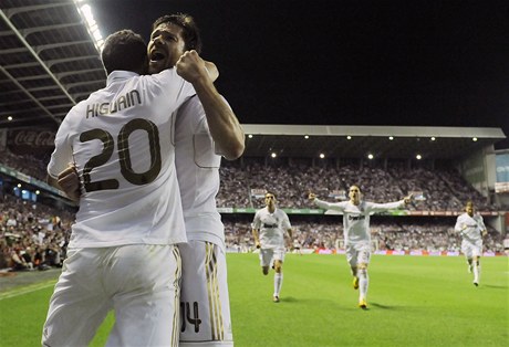 Fotbalisté Realu Madrid Gonzalo Higuaín a Xabi Alonso slaví