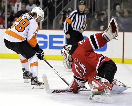 Claud Giroux (vlevo) pijde o zápas Philadelphie Flyers proti New Jersey (vpravo branká Martin Brodeur), v nm pjde o peití týmu v play off NHL 