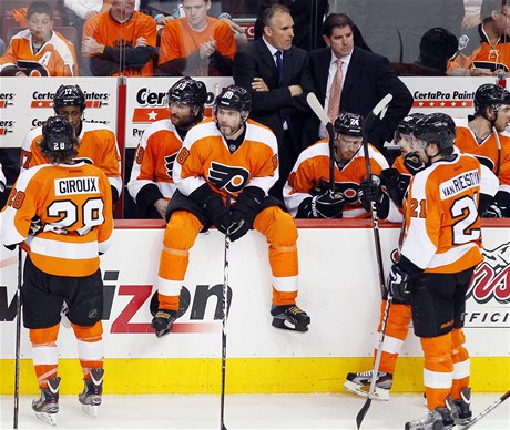 Jaromír Jágr (uprosted) na lavice hokejist Philadelphie Flyers