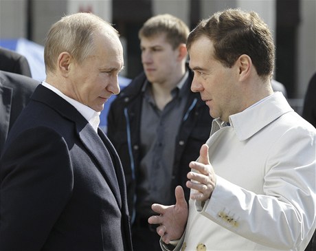 Vladim Putin a Dmitrij Medvedv v prvodu