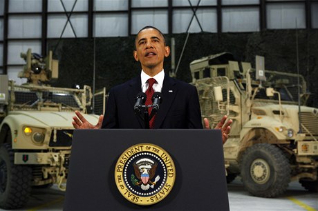 Barack Obama na letecké základn v Bagrámu