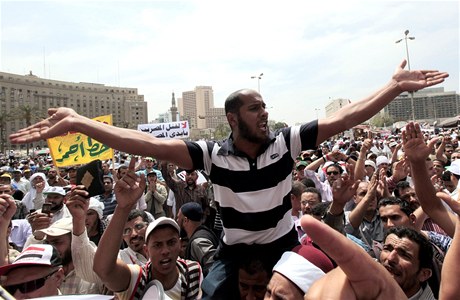 Egypané protestují na námtí Tahrír