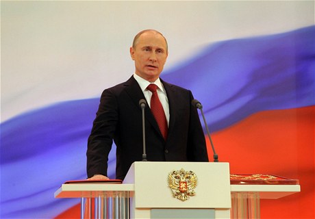 Vladimir Putin písahá.