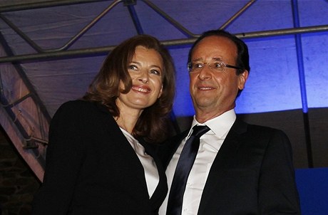 Vítzný Hollande s partnerkou Valérií Trierweilerovou.