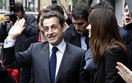 Nicolas Sarkozy v pítomnosti jeho atraktivní manelky Carly Bruniové.