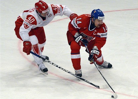 Útoník Jesper Jensen z Dánska (vlevo) a eský útoník Tomá Plekanec