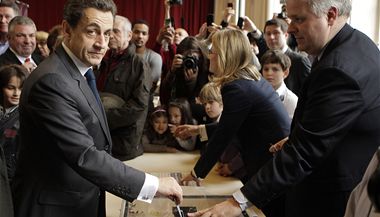 Sarkozy se k volebn urn dostavil v poledne v paskm 16. obvod.