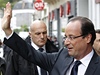 Francois Hollande zdraví své píznivce pi druhém kole prezidentských voleb.
