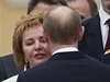 Prezident Putin (vpravo) líbá manelku Ljudmilu, exprezident Medvedv líbá cho Svtlanu.