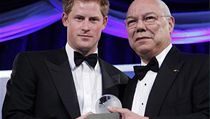 Princ Harry s významnou humanitární cenou Atlantic Council, kterou převzal z rukou bývalého ministra zahraničí USA Colina Powella | na serveru Lidovky.cz | aktuální zprávy