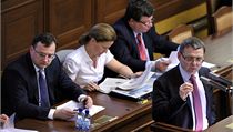Lubomír Zaorálek (ČSSD) řeční ve sněmovně, v pozadí premiér Petr Nečas, Karolína Peake a Alexandr Vondra | na serveru Lidovky.cz | aktuální zprávy