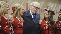 Warren Buffet v obklopení mladých slečen. | na serveru Lidovky.cz | aktuální zprávy