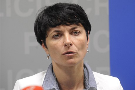 Ústecká krajská státní zástupkyn Lenka Bradáová vystoupila 15. kvtna v Praze na tiskové konferenci k zadrení poslance za SSD Davida Ratha a dalích sedmi lidí. 
