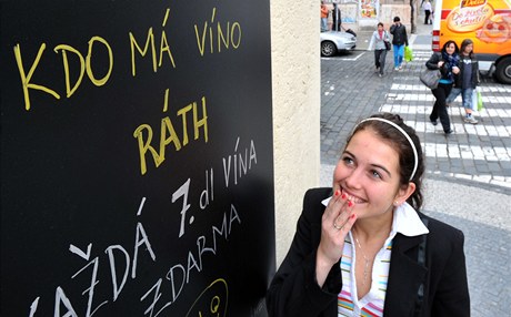 Vývsní cedule restaurace, která vyuila kauzu poslance Davida Ratha