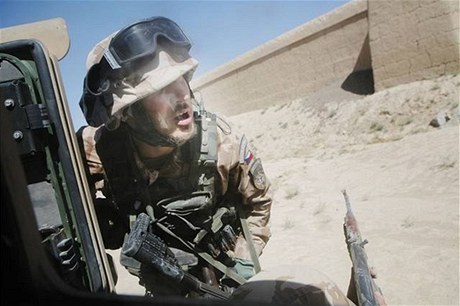 Fotograf Lidových novin Michal Novotný jel v konvoji, na který v afghánské provincii Lógar zaútoili neznámí ozbrojenci. ei palbu optovali. Sedm z nich ale útoníci zranili.