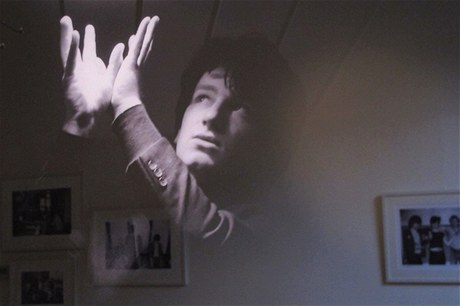 Osmnáctiletý Bono na fotografii Patricka Brocklebanka z února 1979. Jeden ze snímk na výstav v Dublinu.  