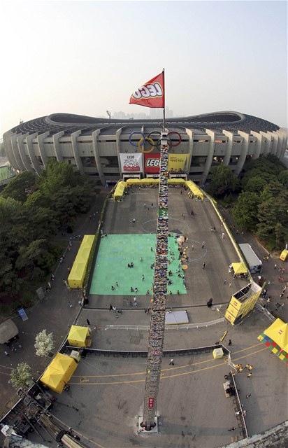Nejvyí v z Lega stojí ped olympijským stadionem v Soulu. 