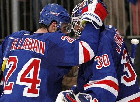 Radost hokejist New Yorku Rangers Ryana Callahan a brankáe Henrika Lundqvista 