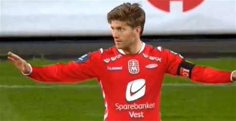 Fotbalista norského týmu Brann Bergen Erik Mjelde se soupei omlouvá za gól, který dal omylem