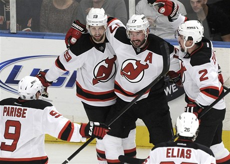 Radost hokejist New Jersey Devils (zleva Zach Parise, Travis Zaja, Ilja Kovaluk, Marek idlický a Patrik Eliá