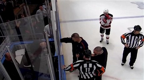 Hokejista New Jersey Devils Trevor Zajac (uprosted) eká, a povolí dvee od trestné lavice