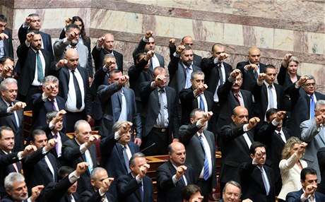 Poslanci neonacistické strany Zlatý úsvit v parlamentu