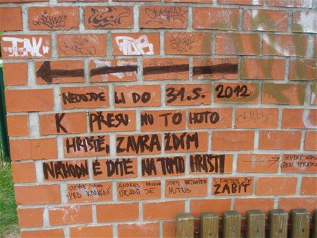 Nápis na zdi v Olomouci