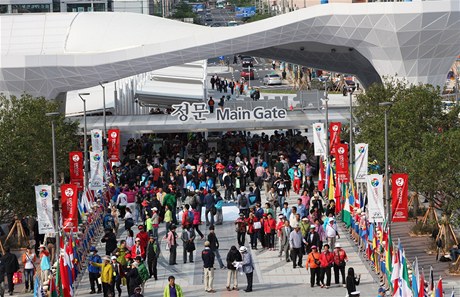 Zahájení svtové výstavy EXPO 2012 v jihokorejském Josu si nenechaly ujít desítky tisíc lidí.