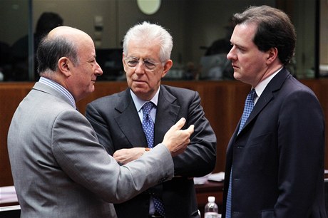 Polský ministr financí Jacek Rostowski (vlevo) mluví s italským premiérem a ministrem financí Mariem Montim bhem jednání ministr v Bruselu. 