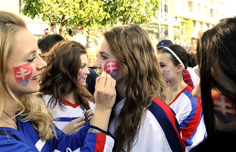 Semifinálový zápas mistrovství svta v hokeji mezi eskou republikou a Slovenskem sledovali fanouci na velkoploné obrazovce na nábeí Dunaje v Bratislav. 