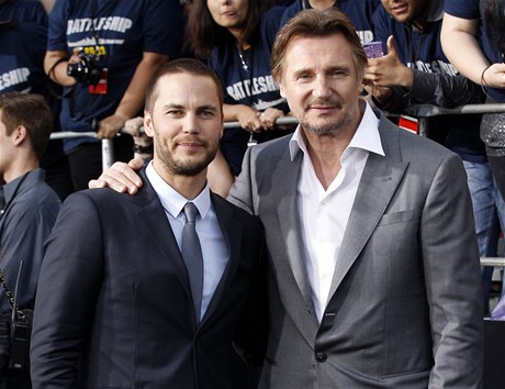 Herci Taylor Kitsch (vlevo) a Liam Neeson, který se proslavil pedevím ztvárnní titulní role ve filmu Schindlerv seznam.