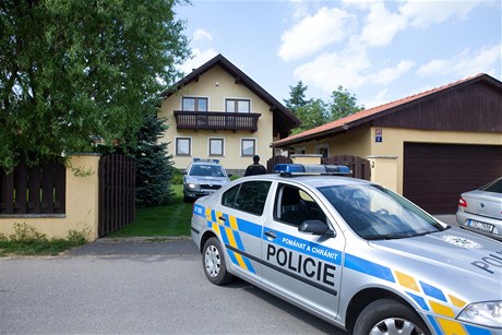 Policisté najeli vozy a k domu Pancové, aby osoba, kterou zatýkali, unikla objektivm pítomných noviná. 