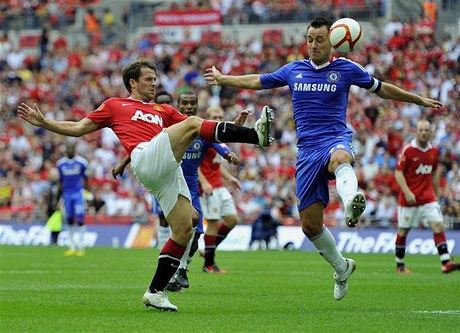 Fotbalista Manchesteru United Michael Owen (vlevo) a John Terry z Chelsea