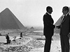 Anwar Sadat a Richard Nixon pózují fotografm ped pyramidami v Gíze.