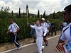 Britský boxer s eckými pedky Alexander Loukos bí s olympijskou pochodní