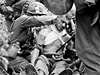 Jeden ze snímk Horsta Faase. Vojáci nakládají na nosítka posteleného velitele George Eystera v jiním Vietnamu.