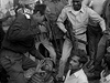 Rok 1971. Faas vyfotil leny bangladéské guerilly, jak bijí, muí a nakonec zabijí tyi mue podezelé ze znásilnní, vrad a kolaborace s pákistánskými ozbrojenci bhem obanské války.