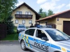 Policist najeli vozy a k domu Pancov, aby osoba, kterou zatkali, unikla objektivm ptomnch novin. 