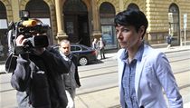 Státní zástupkyně Lenka Bradáčová přichází do sídla Útvaru pro odhalování organizovaného zločinu v Dlážděné ulici v Praze. Policie v pondělí zadržela středočeského hejtmana a poslance ČSSD Davida Ratha a dalších sedm lidí. | na serveru Lidovky.cz | aktuální zprávy