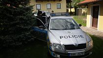Policisté z domu šéfky kladenské nemocnice Kateřiny Pancové odvezli jednu osobu. Není však jasné, zda se jednalo o ni. Osoba (na snímu) se kryla černým kabátem a na hlavě měla černou čepici. | na serveru Lidovky.cz | aktuální zprávy