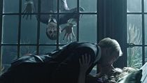 Co to ti lidé dělají? Z hrobu po dvou stoletích osvobozený upír Barnabas Collins (Johnny Depp) se zaujetím sleduje milostné eskapády Rogera Collinse (Jonny Lee Miller), nezvedeného strýce jeho nové rodiny. | na serveru Lidovky.cz | aktuální zprávy